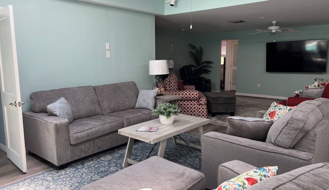 Spacious 4-bedroom house with WiFi, AC in charming Sanibel