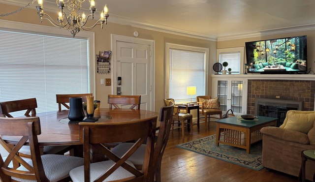 Spacious 4-bedroom house in awesome Seattle with WiFi, AC