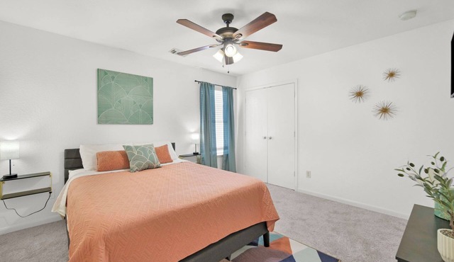 Spacious 4-bedroom house with AC, hot tub, and WiFi in welcoming Tomball