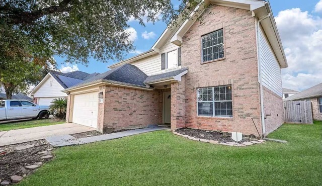 Spacious 4-bedroom house in charming Tomball with lots of space, and fast WiFi