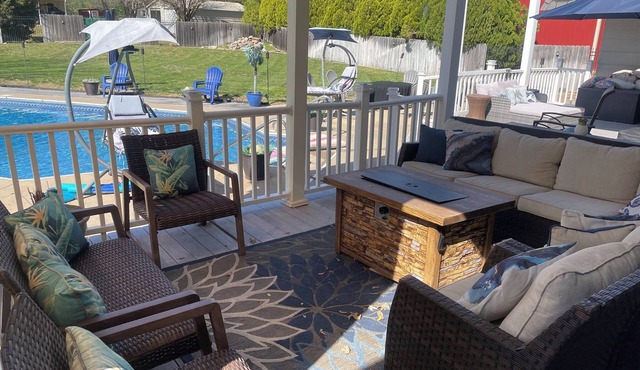 Spacious 4-bedroom house with Private Heated Pool, Outdoor Firepit and TV Oasis
