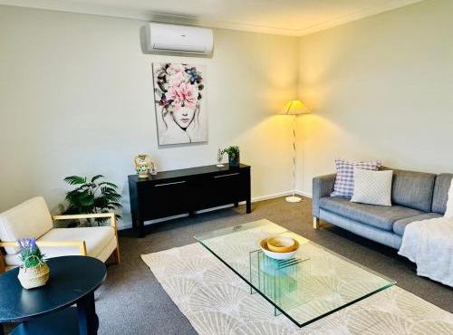 Spacious- 4-bedroom house near Airport