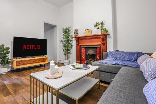 Spacious 4 Bedroom House Darling Harbour-10 Guests