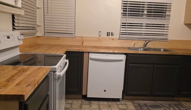 Spacious 4-bedroom house in Omak- AC ,gym, large parking