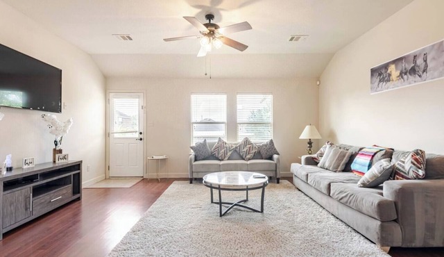 Spacious 4-bedroom house in fantastic Buda with WiFi, game/fitness room& more!