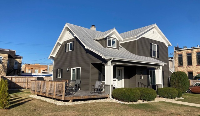 Spacious 4-bedroom house in Downtown Algoma with AC, WiFi near Door County!