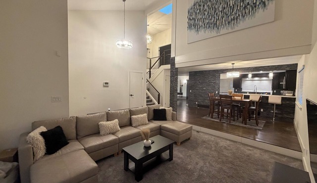 Spacious 4-bedroom house in charming Aurora with AC