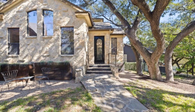 Spacious 4-bedroom house 1 block to Lady Bird Lake in DT Austin w/Fitness room.