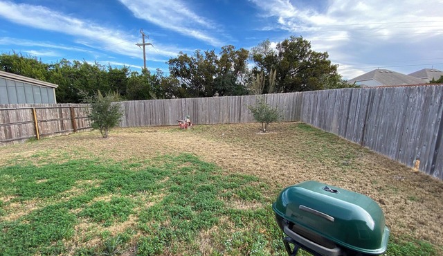 SPACIOUS 4-BEDROOM HOUSE NEAR SIX FLAGS AND LA CANTERA.