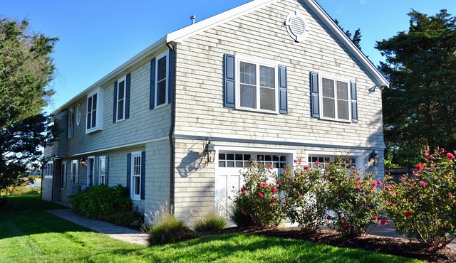 Spacious 4-bedroom house right on Gray Gables Beach!