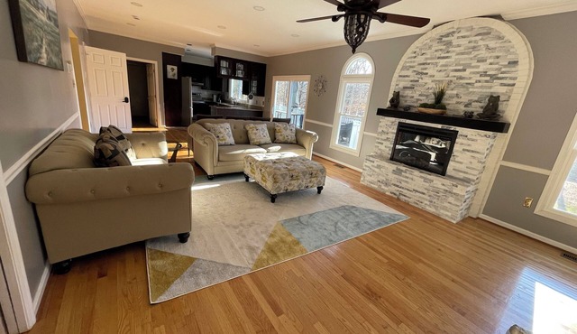 Spacious 4-bedroom house in fabulous Bowie with WiFi, AC