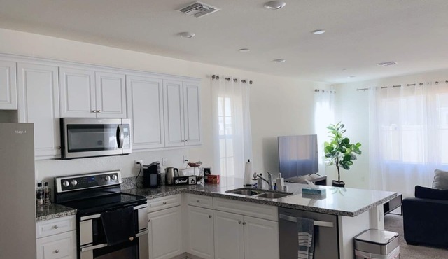 Spacious 4-bedroom house with WiFi, AC in peaceful Chino