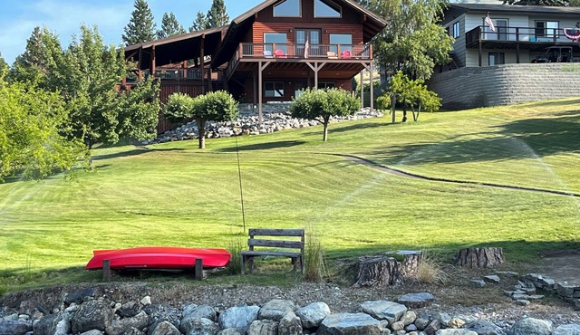 Spacious 4-bedroom house with Private Dock, Hot Tub, AC, and Beautiful VIEWS!