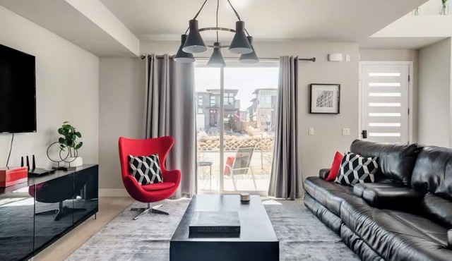 Spacious 4-bedroom house with WiFi, AC in delightful Central Park Denver