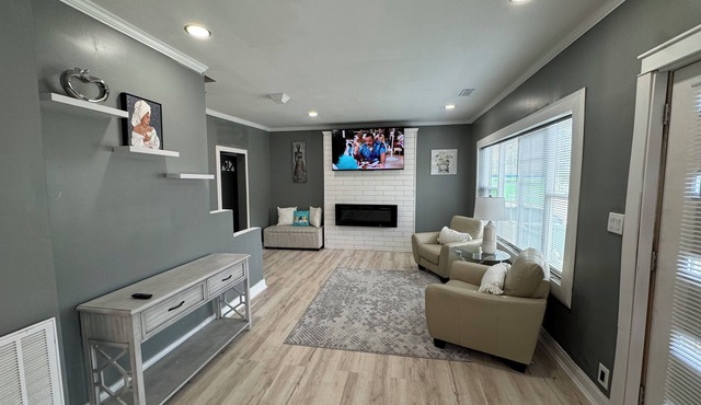 Spacious 4-bedroom house in marvelous Dolton with WiFi, AC