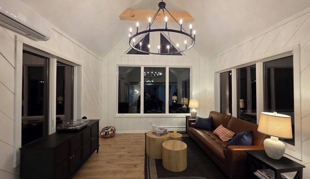 Spacious 4-bedroom house with Game Room in tranquil Dover with AC