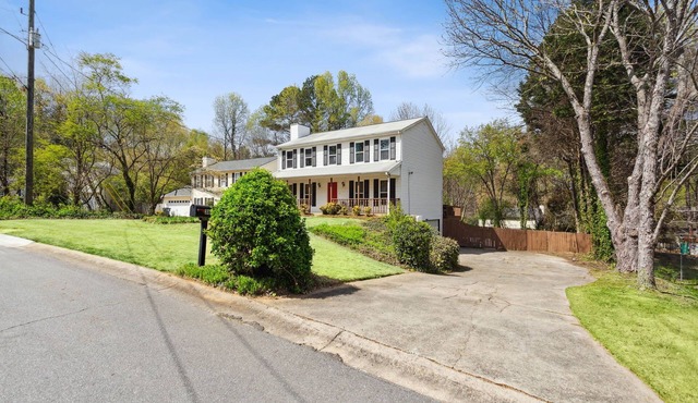 Spacious 4-bedroom house in serene Duluth with AC