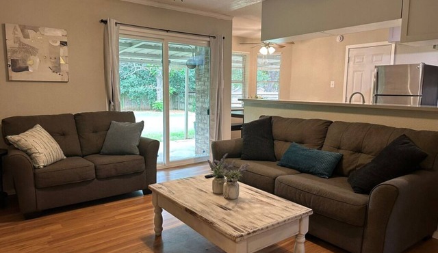 Spacious 4-bedroom house in tranquil Euless with AC