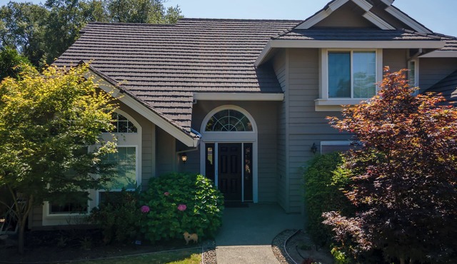 Spacious 4-bedroom house in Folsom near Sundhal Elementary School and the Lake.