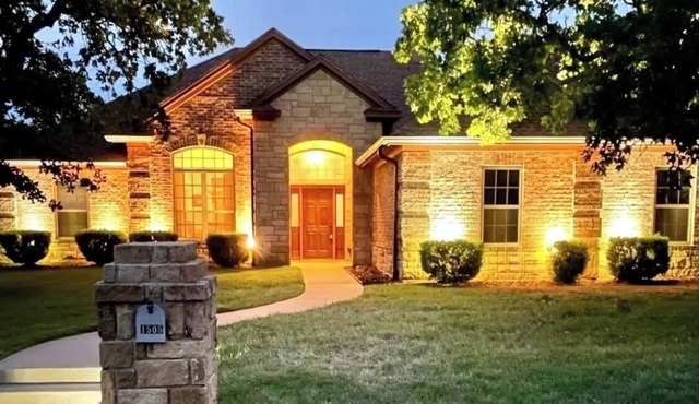 Spacious 4-bedroom house in charming Graham, Tx