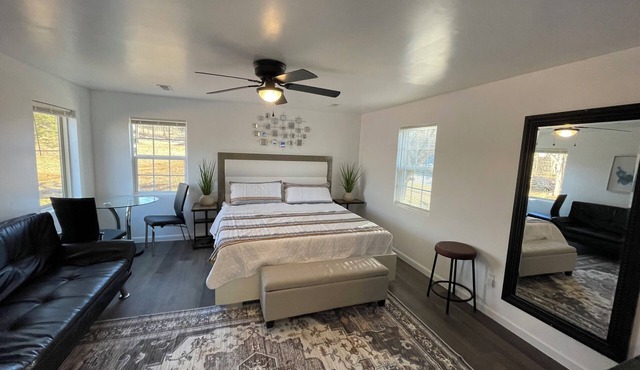 Spacious 4-bedroom house in perfect Greer for your getaway
