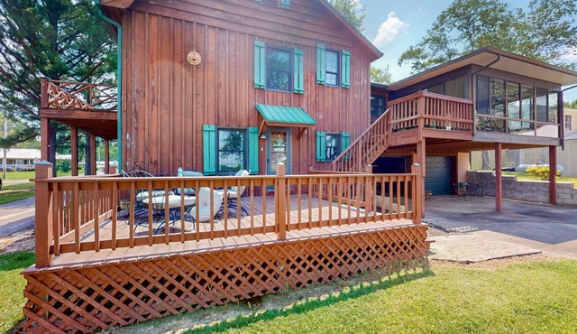 Spacious 4-bedroom house with stunning lake views.