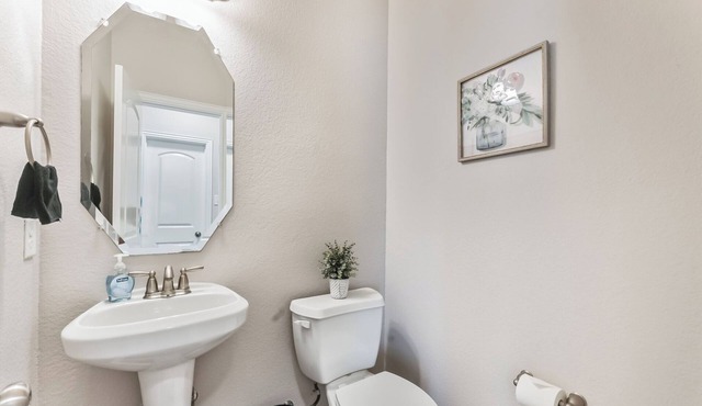 Spacious 4-bedroom house w/AC and WiFi in amazing Entire home in Irving, Texas