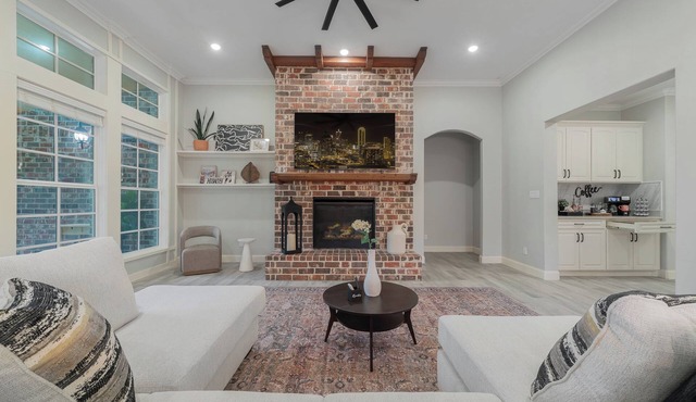 Spacious 4-bedroom house near DFW, Hot Tub, Game Room, Backyard Playset