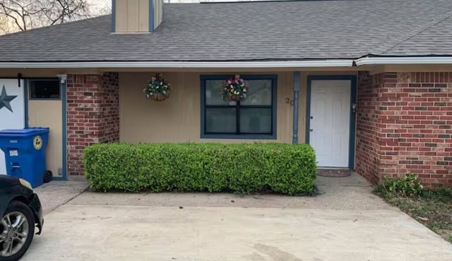Spacious 4-bedroom house with AC, fitness room in pleasant Lufkin