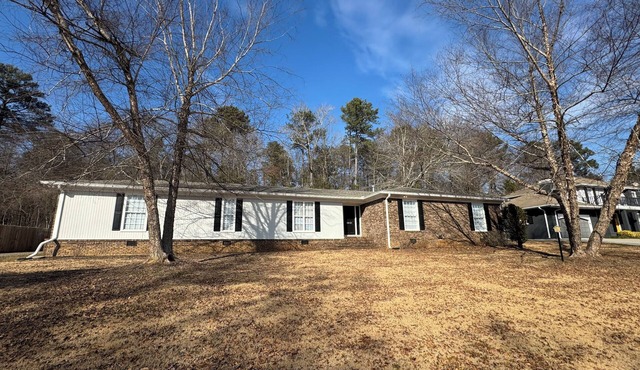 Spacious 4-bedroom house in tranquil North Macon with a ping pong & pool table!