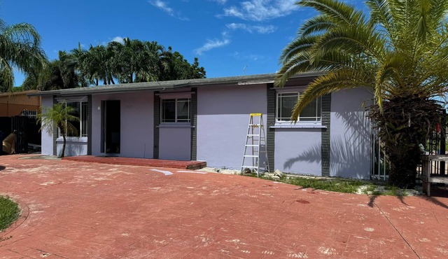 Spacious 4-bedroom house in beautiful Miami with AC, WiFi