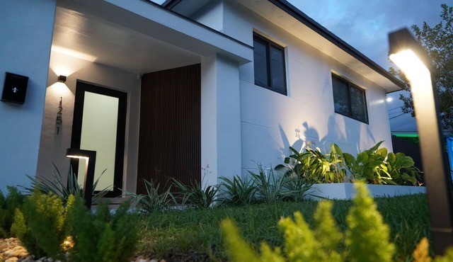 Spacious 4-bedroom house in Miami with Hot Tub, Lake, Kayaks, and Pool table