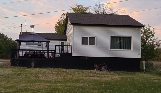 Spacious 4-bedroom house in tranquil Moline with AC