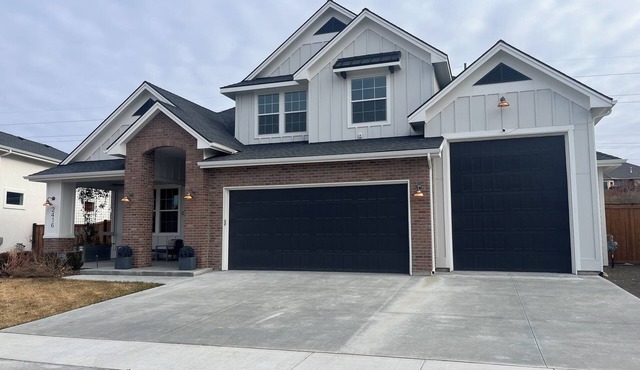 Spacious 4-bedroom house in lovely Nampa with AC, WiFi