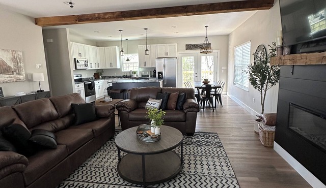 Spacious 4-bedroom house Farmhouse style in yards from Lees Ford dock/Marina