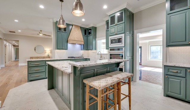 Spacious 4-bedroom house w/hottub and pool near campus in Norman!
