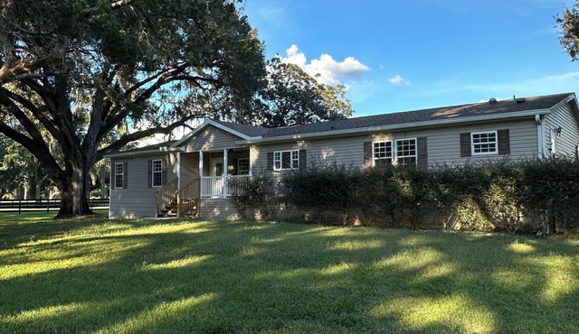 Spacious 4-bedroom house in lovely Ocala located on horse farm