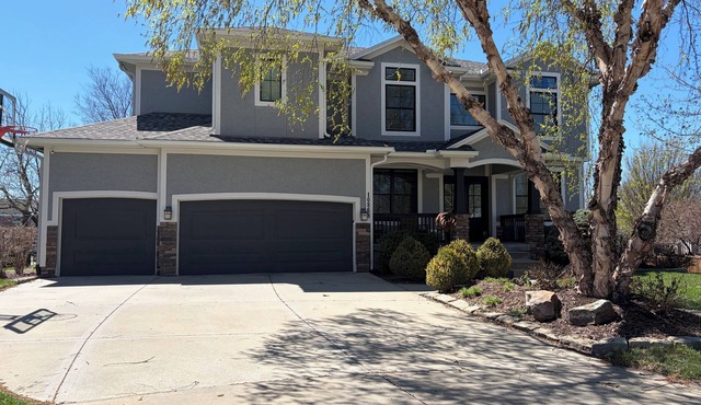Spacious 4-bedroom house with deck and fitness room in Olathe- World Cup Ready