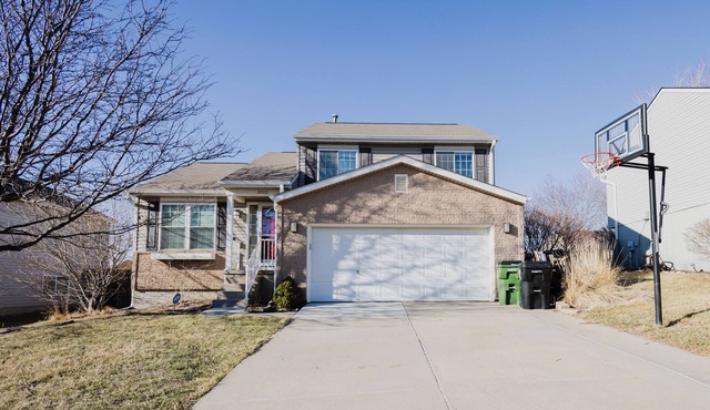 Spacious 4 bedroom house with AC, WiFi in, 2 living rooms, fenced, 2 car garage.