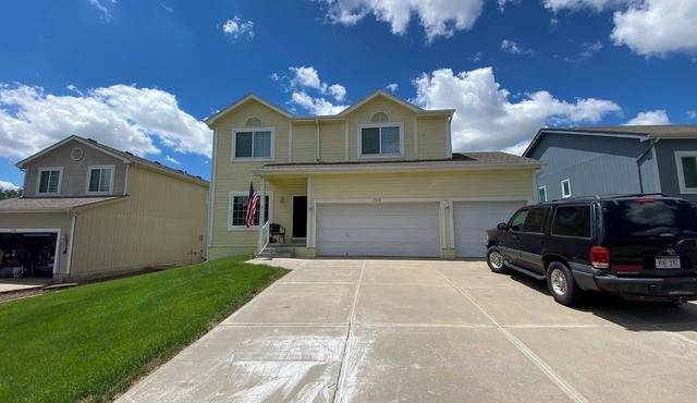 Spacious 4-bedroom house in SW Omaha. Hot Tub on patio. Massage Chair in LvRm.