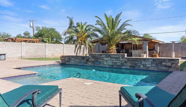 Spacious 4-bedroom house in awesome Phoenix with AC