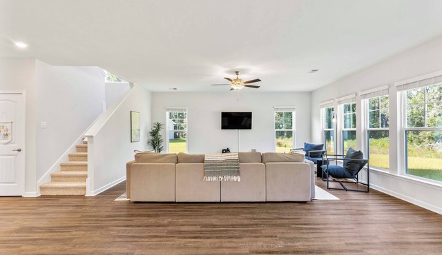 Spacious 4-bedroom house with Theater and Kids area in Pooler, Sleeps 10