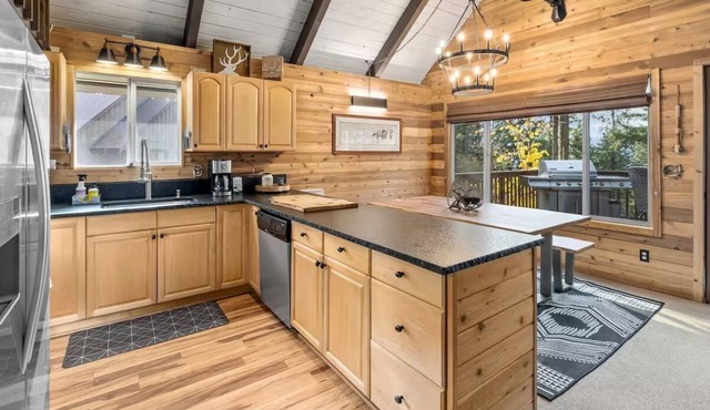 Spacious 4-bedroom house in tranquil Ronald with hot tub and game room