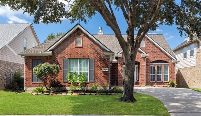 Spacious 4-bedroom house in serene Spring with AC, WiFi