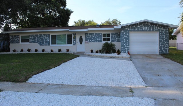 Spacious 4-bedroom house in fantastic Tampa with AC, WiFi