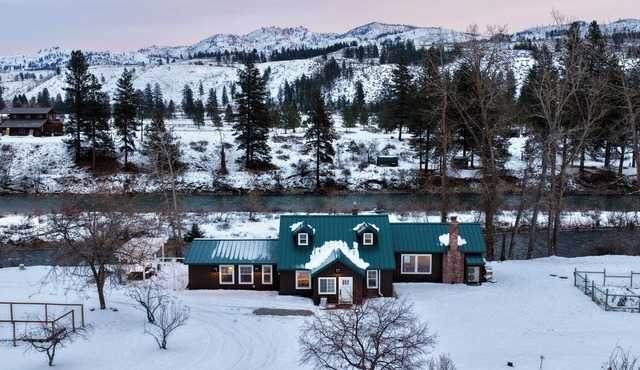 Spacious 4-bedroom house on the Methow River- Twisp
