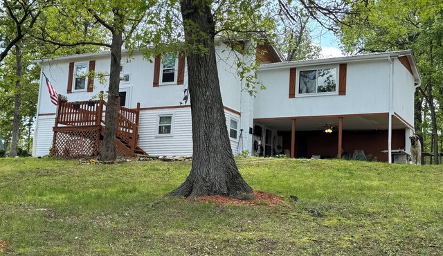 Spacious 4-bedroom house in subdivision with LOZ access. Truman Lake min. away.