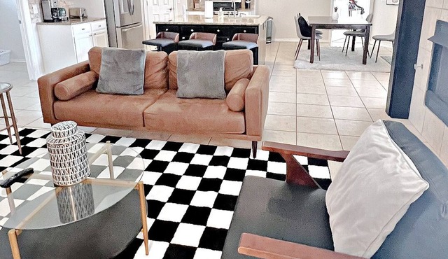 Spacious 4-bedroom house in OKC Suburb with WiFi, AC
