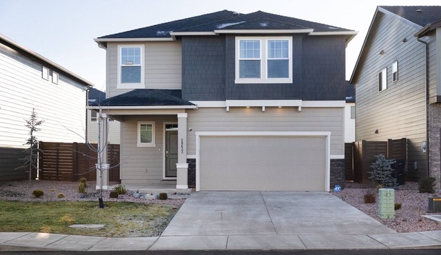 Spacious 4-bedroom house with fitness room, WiFi 5 Mins to Old Mill, Bend