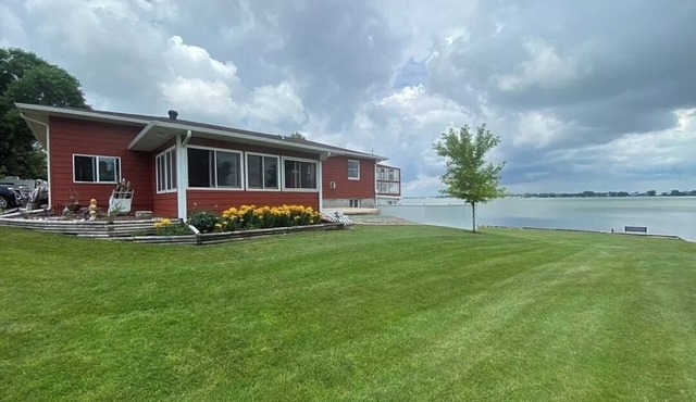 Spacious 4-bedroom lakefront house on large 2 acre lot